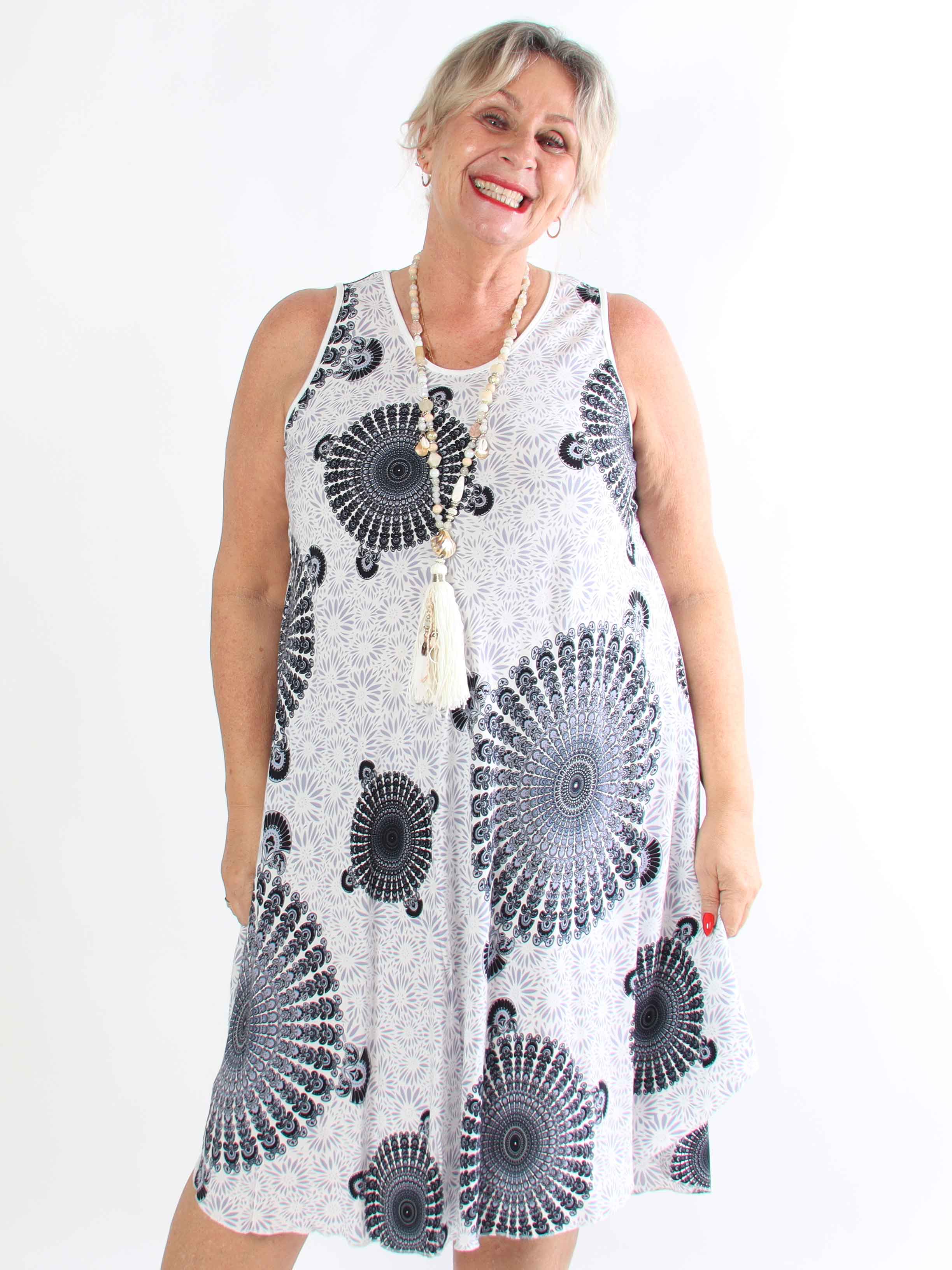 Sienna - Mønstret plus size kjole i blød viskose med flatterende A-facon